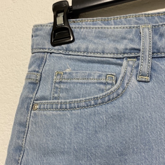 Guess Gia Rolled Cuff Short - Picture 4 of 8